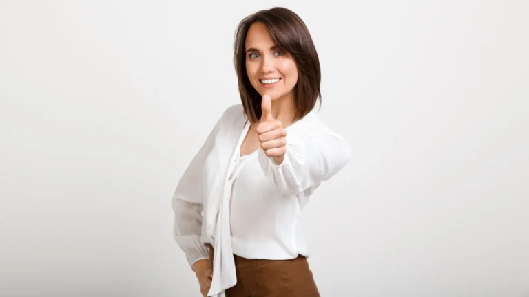 Imagem de uma mulher sorridente, com o polegar para cima, transmitindo uma sensação de aprovação e sucesso. Essa imagem pode ser associada a projetos de lei que deram certo, representando o impacto positivo e a aprovação da sociedade em relação a essas leis.